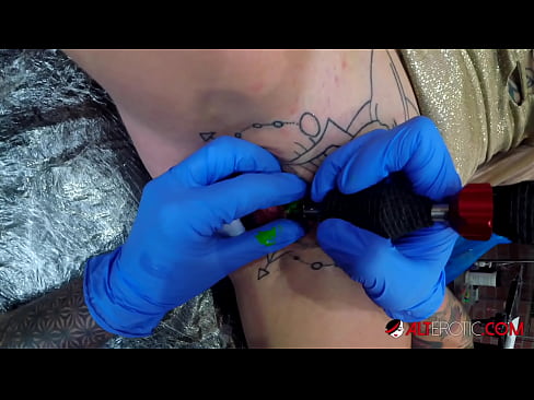 ❤️ Extreem getatoeëerde hottie Sully Savage kreeg een tatoeage op haar clitoris ❤ Porno at porn nl.bestsexporno.ru ❌